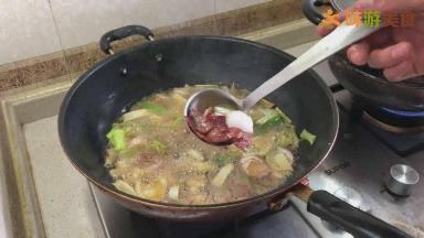 然后将金华火腿、大葱、姜、蒜、洋葱倒入油中炸制，火腿油脂炸干，蔬菜水分炸干即可捞出