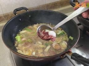 然后将金华火腿、大葱、姜、蒜、洋葱倒入油中炸制，火腿油脂炸干，蔬菜水分炸干即可捞出