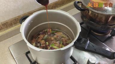 将五花肉、火腿片、洋葱、葱姜蒜一起放入高压锅内，加入适量水，水刚好没过所有材料即可；然后加入鸡精、味精、白糖各1小调味勺、浓缩火腿汁20g-25g、美极鲜味汁少许、少许老抽、红酒1汤勺，搅拌均匀，盖上盖，等上气后5分钟即可（根据个人喜好口感可自行延长或缩短压制时间）