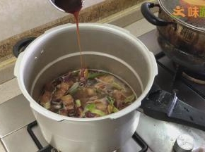 将五花肉、火腿片、洋葱、葱姜蒜一起放入高压锅内，加入适量水，水刚好没过所有材料即可；然后加入鸡精、味精、白糖各1小调味勺、浓缩火腿汁20g-25g、美极鲜味汁少许、少许老抽、红酒1汤勺，搅拌均匀，盖上盖，等上气后5分钟即可（根据个人喜好口感可自行延长或缩短压制时间）