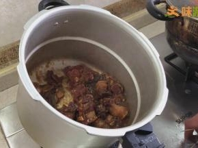 待高压锅的气放完后揭开锅盖，用竹签或者牙签插入红烧肉，如能轻松插入说明肉质已经比较软烂，如不能轻松插入竹签，就还需继续盖盖压制两三分钟。然后我们开盖大火将锅内汁水收干