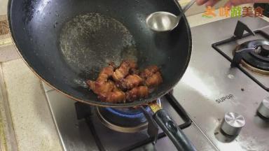 然后将红烧肉挑出放入炒锅，去除其他材料的汁水也一同倒入炒锅内，小火，加入用红酒调好的水淀粉，勾薄芡。用红酒调水淀粉是为了让红烧肉的红酒香味更浓郁，最后再加入少量的食用油，翻炒均匀，可以让菜谱色泽更鲜亮。