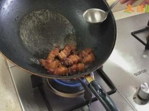 然后将红烧肉挑出放入炒锅，去除其他材料的汁水也一同倒入炒锅内，小火，加入用红酒调好的水淀粉，勾薄芡。用红酒调水淀粉是为了让红烧肉的红酒香味更浓郁，最后再加入少量的食用油，翻炒均匀，可以让菜谱色泽更鲜亮。