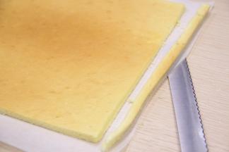 把蛋糕边缘不整齐的边料切掉。