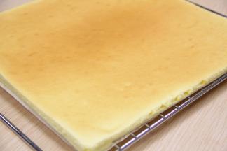 把烤好后的蛋糕卷拿出放在网架上待凉备用。