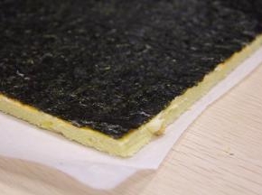 紫菜片轻放在涂抹好沙拉酱的蛋糕表层。