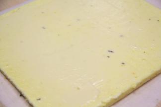 把蛋糕另一面翻转上来，继续涂抹一层沙拉酱