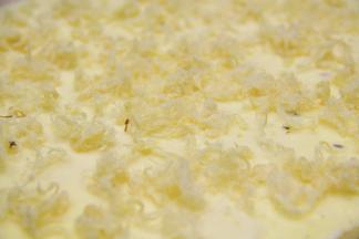 铺上一层厚厚的肉松。