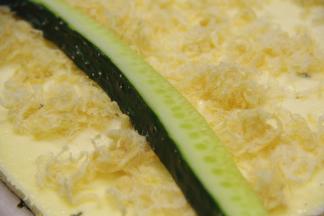 青瓜切成条状放置蛋糕中央。