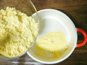 玉米面倒入碗里