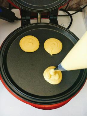 小红锅预热以后挤成圆形