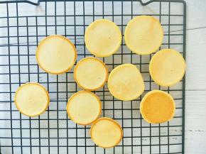 再继续烤2分钟，放在晾架上晾凉