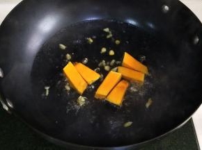 在锅内放入适量清水烧开，放入南瓜块和玉米粒煮熟。（也可以和西兰花一起煮）