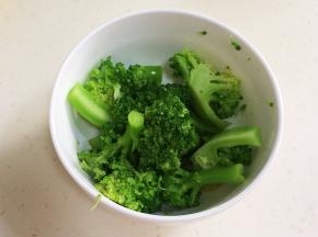 煮好的西兰花放入小碗中，加入1小匙蒸鱼鼓油拌匀。