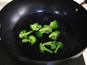 在锅内放入适量清水烧开，加入西兰花，放一点盐和一两滴的食用油。