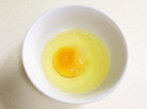 在碗内加入少许面粉和少许清水搅拌均匀，打入一个鸡蛋搅打均匀。