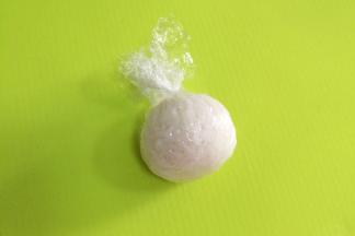 然后用保鲜膜把米饭捏成小圆团，一共做了3个小饭团。