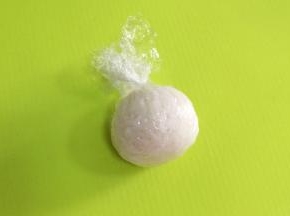 然后用保鲜膜把米饭捏成小圆团，一共做了3个小饭团。