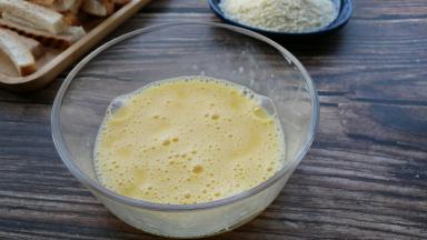 鸡蛋打散成蛋液