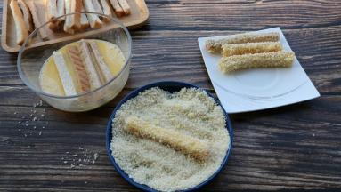 依次裹满蛋液 面包糠