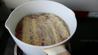 油烧至8分热 放入吐司条炸制