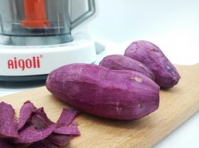 用削皮刀把紫薯的外皮削一下，