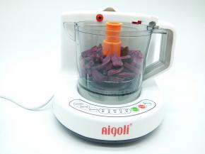 把紫薯放入杯子，按照到机器上，