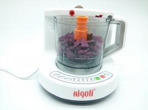 把紫薯放入杯子，按照到机器上，