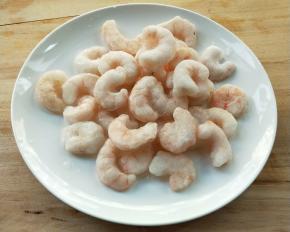 虾仁自然解冻。