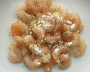 挑去虾线，加适量盐，料酒，胡椒粉，淀粉抓匀。