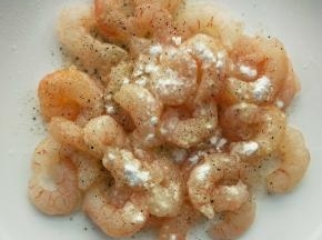 挑去虾线，加适量盐，料酒，胡椒粉，淀粉抓匀。