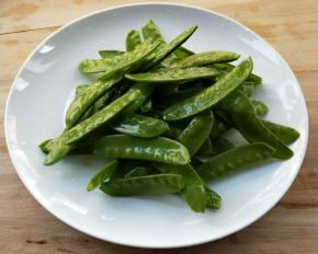 用淡盐水浸泡一会捞出。