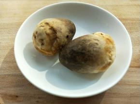 草菇洗净。