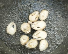 放开水锅中焯烫一下捞出备用。