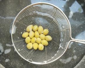 白果放开水锅中焯烫一下捞出备用。