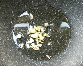 起油锅，放姜末蒜末煸炒。