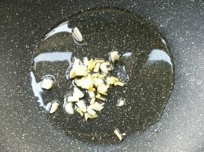 起油锅，放姜末蒜末煸炒。