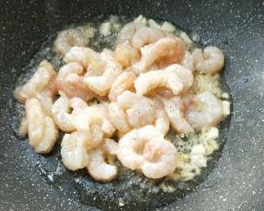 倒入虾仁滑炒。