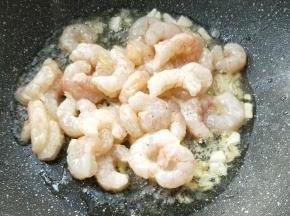 倒入虾仁滑炒。