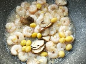 加草菇，白果。