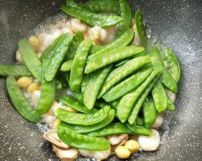 倒入沥干的荷兰豆。