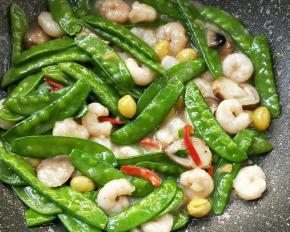 加适量盐，白糖调味，迅速翻炒均匀，关火。