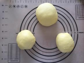 将面团分为两个30%，一个40%，两个小的分别揉入可可粉和竹炭粉