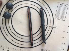 包裹住可可面团，有的包完，有的包一半即可