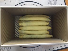 依次放入吐司模具中，放入烤箱二次发酵1小时