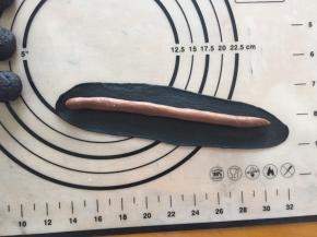 将可可面团搓成长条，竹炭面团用擀面棒擀成长条