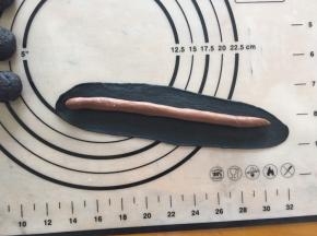 将可可面团搓成长条，竹炭面团用擀面棒擀成长条