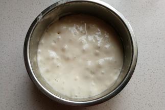 波兰种材料混合均匀，盖保鲜膜放冰箱冷藏发酵20小时以上，发酵至表面有好多气泡状态，撕开表面内部会有好大的蜂窝网状组织，即波兰种发酵完成