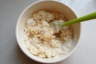 所有面团材料除黄油外，放入容器中搅拌成絮状