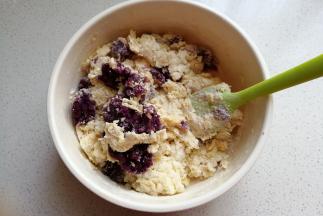 再加入蒸好的紫薯泥拌均匀，然后将材料倒入面包机桶内